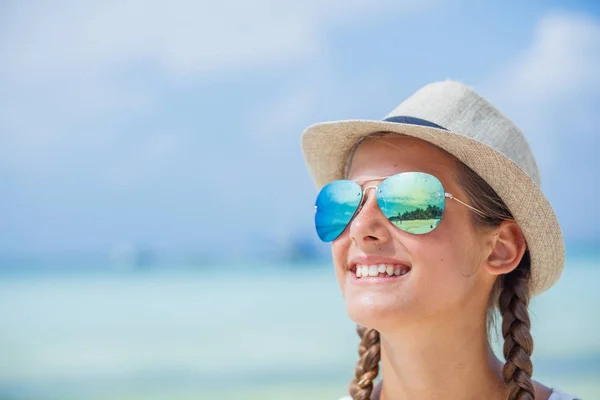 Porträt Eines Glücklichen Mädchens Mit Hut Und Sonnenbrille Strand Sommerferienkonzept — Stockfoto