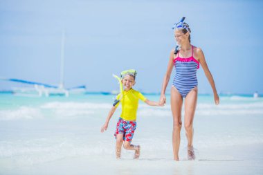 Kız ve erkek kardeşim runing sahilde sıcak yaz tatil gün boyunca.