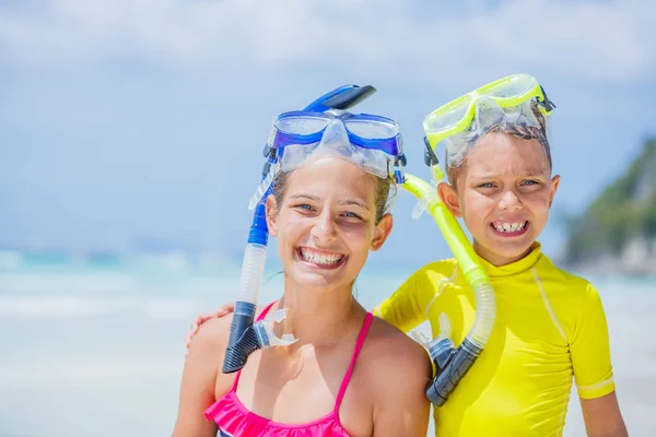 Porträtt av bror och syster i scuba masker leker på stranden under den varma sommar semesterdag. — Stockfoto