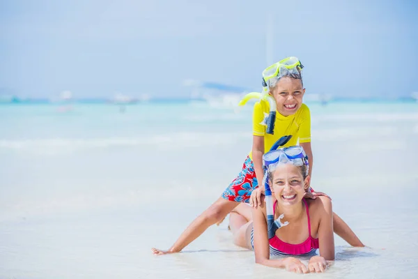 Bruder Und Schwester Spielen Und Amüsieren Sich Strand Während Des — Stockfoto