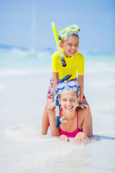 Bror och syster leker på stranden under den varma sommar semesterdag. — Stockfoto