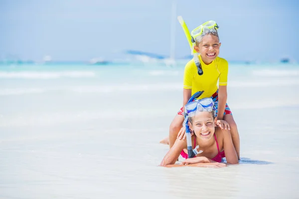 Broer en zus spelen op het strand tijdens de hete zomer vakantiedag. — Stockfoto