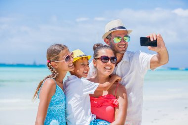 plajda eğlenmek Dört Kişilik Aile