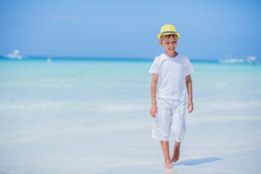 Mutlu çocuk sahilde sarı şapkalı. Yaz tatil kavramı