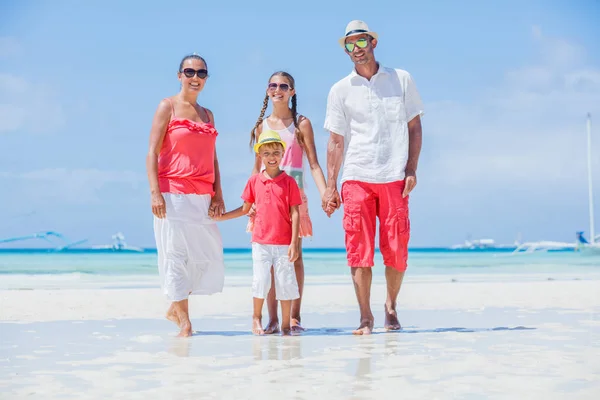 Famille de quatre personnes qui s'amusent à la plage — Photo