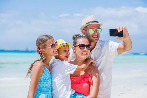 plajda eğlenmek Dört Kişilik Aile