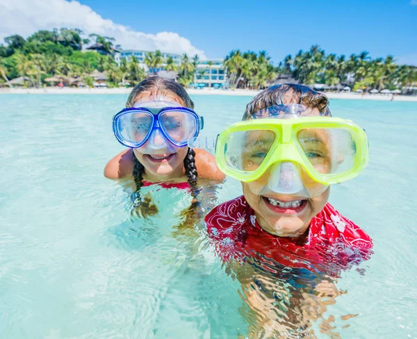 Two happy kids in diving masks having fun on the beach — Stock Photo, Image