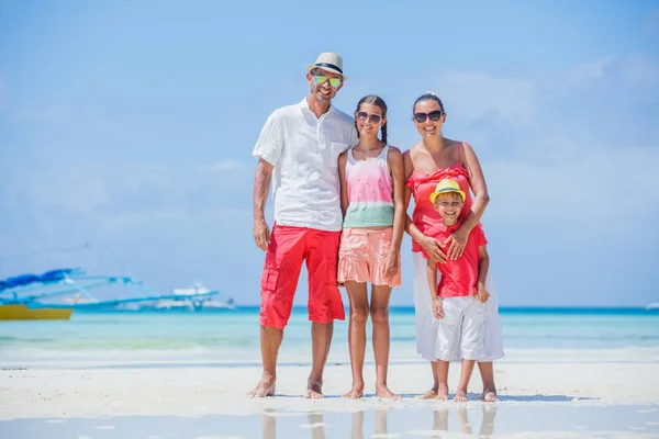 Familj på fyra ha kul på stranden — Stockfoto