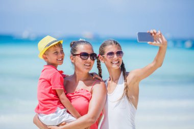 Anne ve çocukları plajda eğlenmek