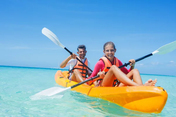 Szczęśliwa dziewczyna i jej ojciec, spływy kajakowe w tropikalne morze na żółty kajak — Zdjęcie stockowe