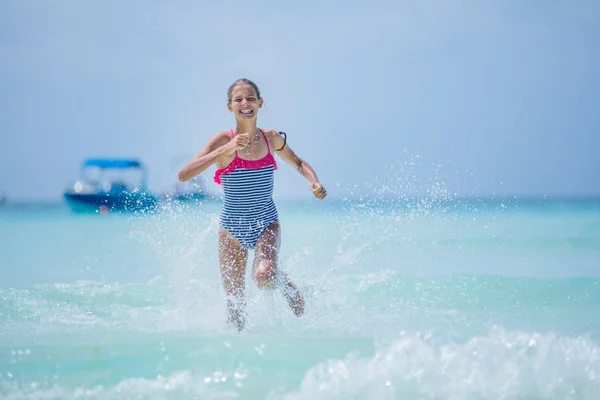 Menina de maiô executando e se divertindo na praia tropical — Fotografia de Stock