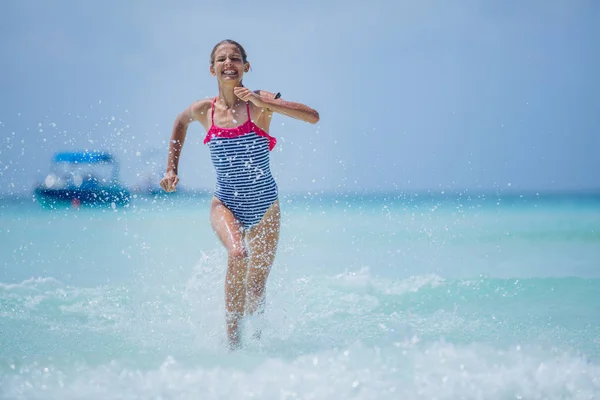 Ragazza in costume da bagno runing e divertirsi sulla spiaggia tropicale — Foto Stock