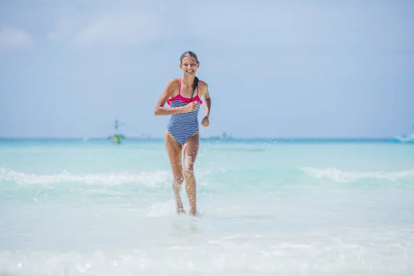 Kız mayo runing ve tropik sahilde eğleniyor — Stok fotoğraf