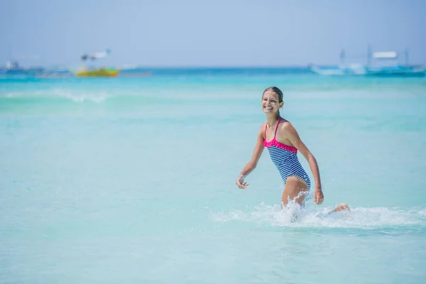 Ragazza in costume da bagno runing e divertirsi sulla spiaggia tropicale — Foto Stock