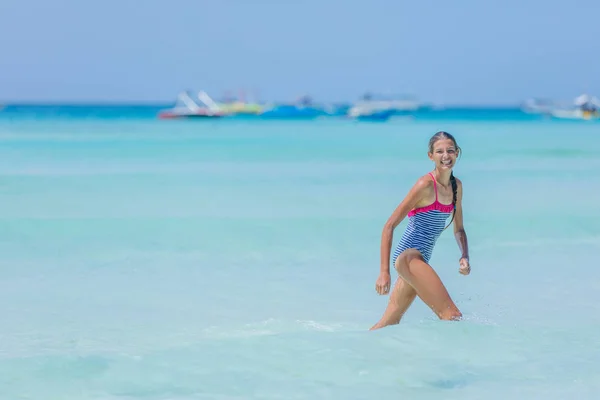 Chica en traje de baño corriendo y divirtiéndose en la playa tropical — Foto de Stock