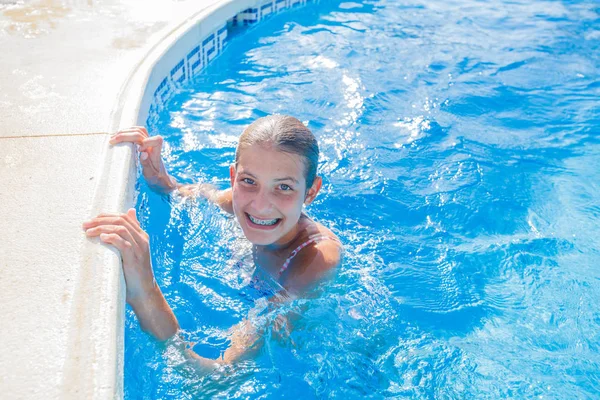 Glückliches Mädchen im Pool — Stockfoto