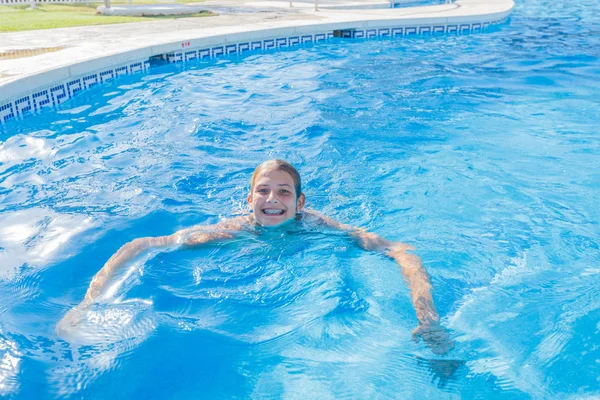 Ragazza felice in piscina — Foto Stock