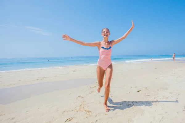 Ragazza in costume da bagno runing e divertirsi sulla spiaggia tropicale — Foto Stock