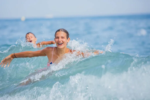 Dívka v plavkách se baví na tropické pláži — Stock fotografie