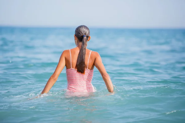 Dziewczyna w stroju kąpielowym, zabawy na tropikalnej plaży — Zdjęcie stockowe