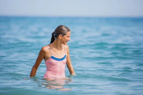 Mädchen im Badeanzug hat Spaß am tropischen Strand — Stockfoto