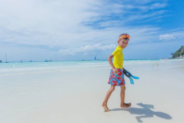 Sahilde mutlu bir çocuk. Yaz tatil kavramı