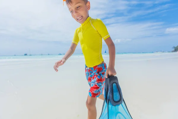 Glückliches Kind am Strand. Sommerferienkonzept — Stockfoto