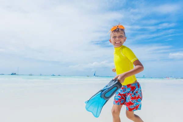 Щаслива дитина на пляжі. Концепція літніх канікул — стокове фото