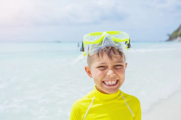 Niño feliz en la playa. Concepto vacaciones de verano — Foto de Stock