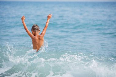 Sahilde mutlu bir çocuk. Yaz tatil kavramı