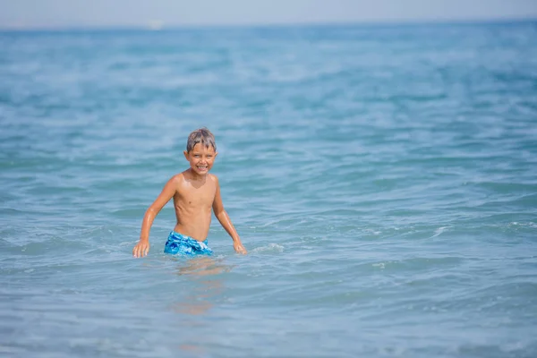 Sahilde mutlu bir çocuk. Yaz tatil kavramı — Stok fotoğraf