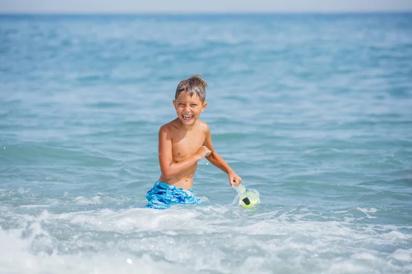 Sahilde mutlu bir çocuk. Yaz tatil kavramı — Stok fotoğraf