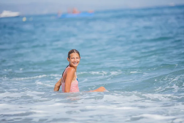 穿着泳装的女孩在热带海滩上玩得开心 — 图库照片