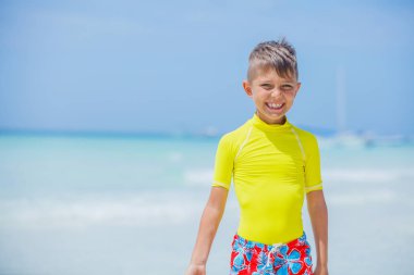 Sahilde mutlu bir çocuk. Yaz tatil kavramı