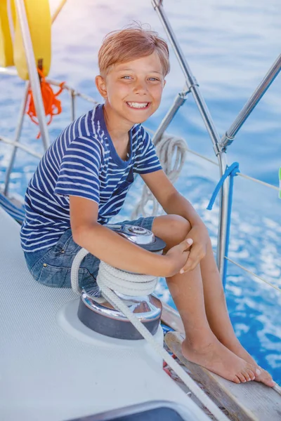 Милий Хлопчик Борту Вітрильної Яхти Літньому Круїзі Подорожі Пригоди Яхтинг — стокове фото