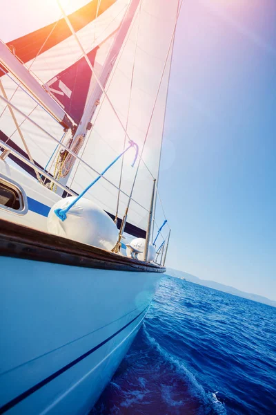 Zeilen. Scheepsjachten met witte zeilen in de open zee. — Stockfoto