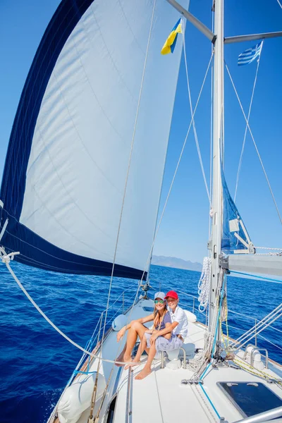 Niño con su hermana a bordo de yate de vela en crucero de verano. — Foto de Stock