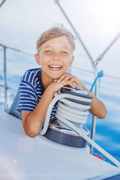 Ragazzino a bordo di yacht a vela in crociera estiva. Avventura di viaggio, yachting con bambino in vacanza in famiglia. — Foto Stock