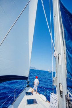 Küçük çocuk yaz gezisinde yelkenli yatında. Seyahat macerası, çocuğuyla yat gezisi..