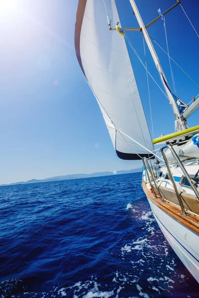 Zeilen. Scheepsjachten met witte zeilen in de open zee. — Stockfoto