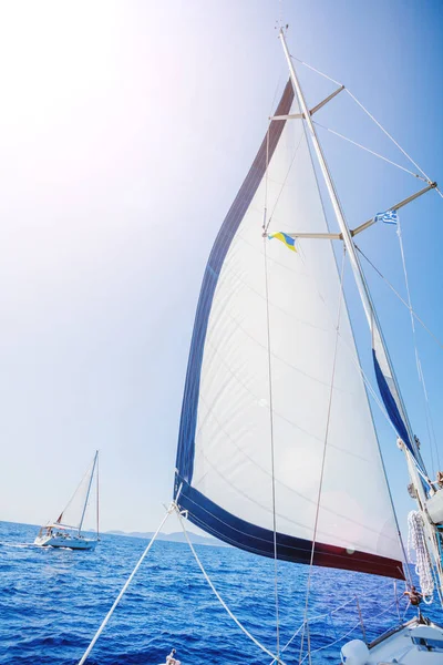 Zeilen van een zeiljacht in de wind — Stockfoto