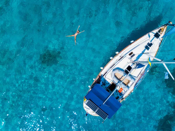 Vue aérienne vers Yacht en haute mer bleue. Photographie de drone — Photo