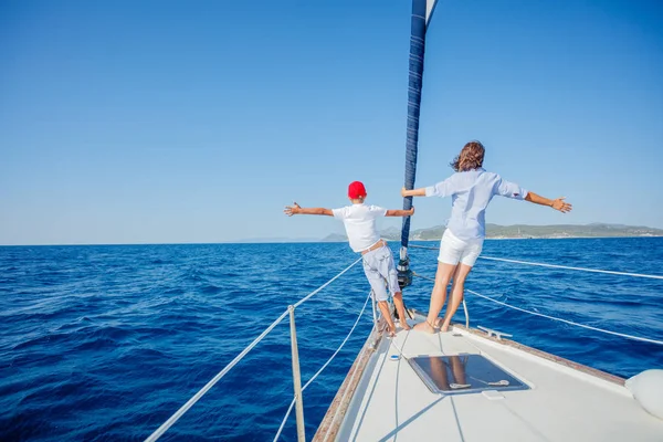 Chlapce s matkou na palubě motorových jachet na letní plavba. — Stock fotografie