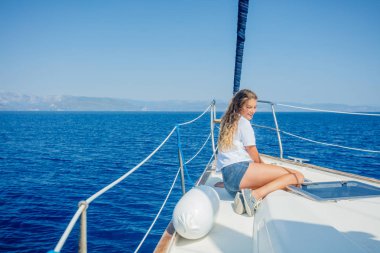Yat Yunanistan üzerinde rahatlatıcı kız