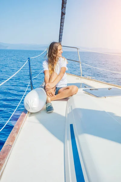 Девушка отдыхает на яхте в Греции — стоковое фото