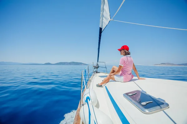 Nő, pihentető a Yacht-Görögország — Stock Fotó