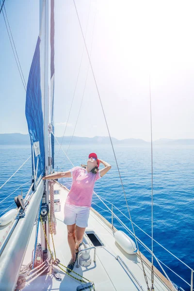 Vrouw ontspannen op jacht in Griekenland — Stockfoto