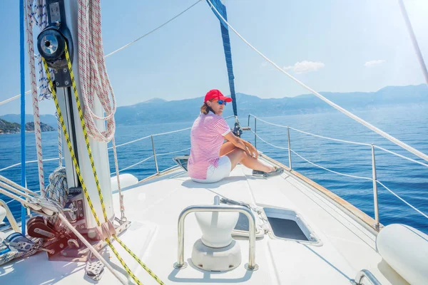 Жінка, відпочиваючи на яхті в Греції — стокове фото