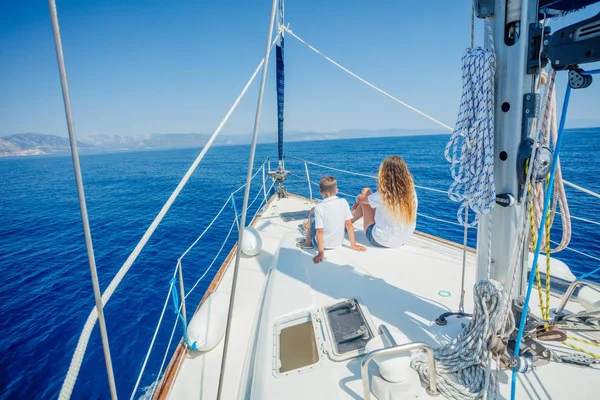 Menino com sua irmã a bordo do iate à vela em cruzeiro de verão. — Fotografia de Stock