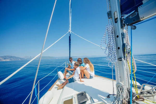 Famiglia con bambini adorabili che riposano sullo yacht — Foto Stock